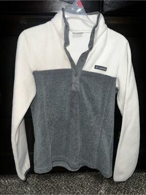 Columbia Two-Tone White and Gray Snap Pullover Fleece